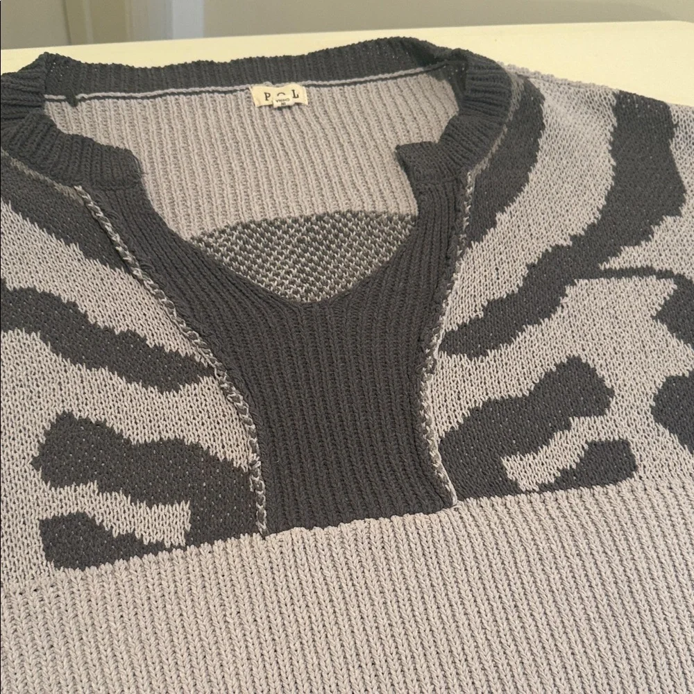 POL Charcoal & Light Gray Oversized Relaxed Boxy VNeck Sweater Medium - Picture 10 of 16